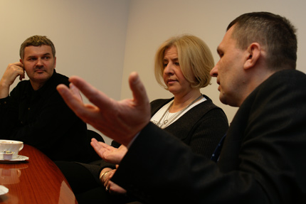 Od lewej: Piotr Stanisławski, Beata Jagiełło i Grzegorz Szumski. Fot.: Marcin Urban