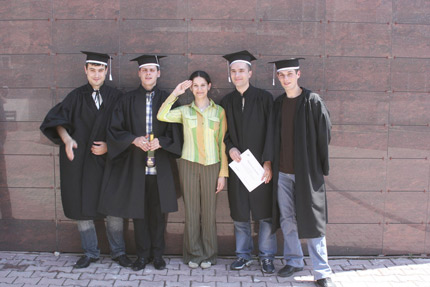 Studenci w czapkach. Fot.: Adrian Enache