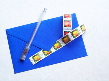 Koperta, długopis i znaczki. Fot.: www.sxc.hu