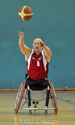 Koszykarz na wózku. Fot.: Grzegorz Skrzypczak/www.e-fotosport.pl