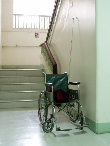 wózek inwalidzki na klatce schodowej