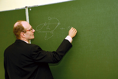 Na zdjęciu: Dzięki protezom Stanisław Krompiec może pisać na tablicy