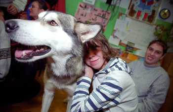 Na zdjęciu: Dogoterapia - chłopiec przytula się do psa