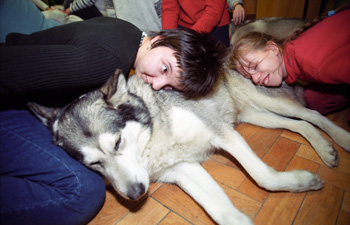 Na zdjęciu: Dogoterapia - dziewczyny przytulają się do psa