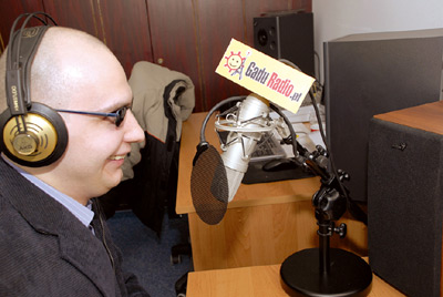 Na zdjęciu: Piotr prowadzi audycję w Gadu Radio
