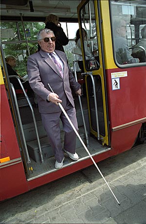 Na zdjęciu: osoba niewidoma wysiada z tramwaju w Warszawie. Fot. Piotr Stanisławski