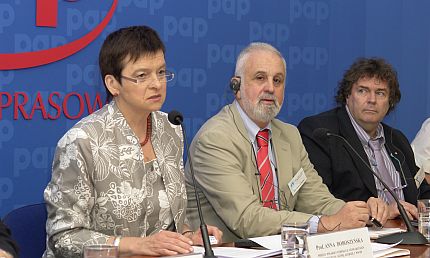 Na zdjęciu, od lewej: prof. Anna Doboszyńska, prof. Nikolaos M. Siafakas, prof. Richard Hooder, fot: Filip Miłuński