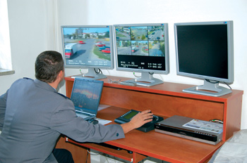 Na zdjęciu: Pracownik spółdzielni socjalnej obsługuje system monitoringu