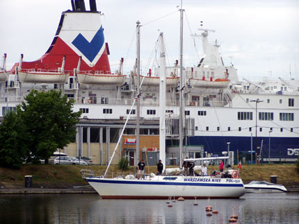 Na zdjęciu: Szkuner sztakslowy – s/y Warszawska Nike w porcie w Rydze, fot: Robert Rozmus 