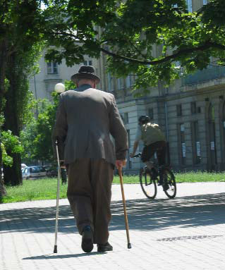 Na zdjęciu: mężczyzna o kulach