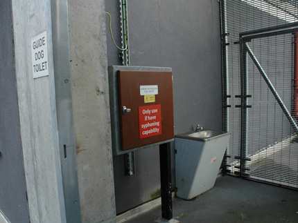 Zdjecie toalty dla psa-przewodnika na stadionie Arsenalu