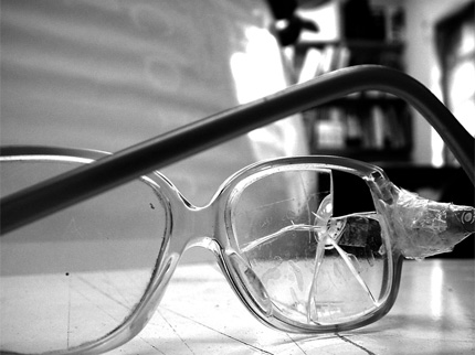 Na zdjęciu: zbite okulary