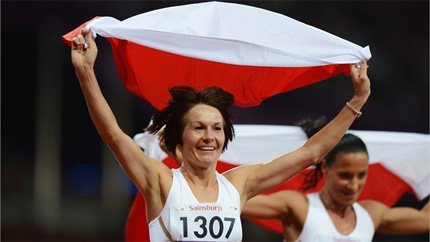 Na zdjęciu: Barbara Niewiedział z polską flagą