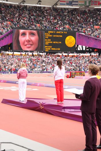 Polska medalistka na stadionowym telebimie w czasie ceremonii wręczenia medali.