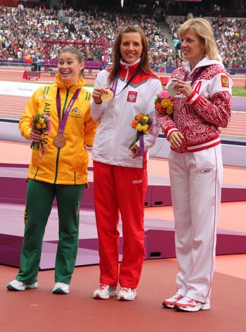 Katarzyna Piekart wspólnie z rywalkami prezentuje medale.