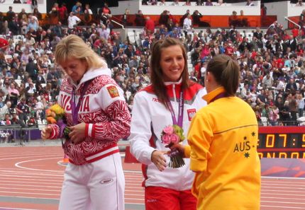 Katarzyna Piekart odbiera gratulacje od rywalki.