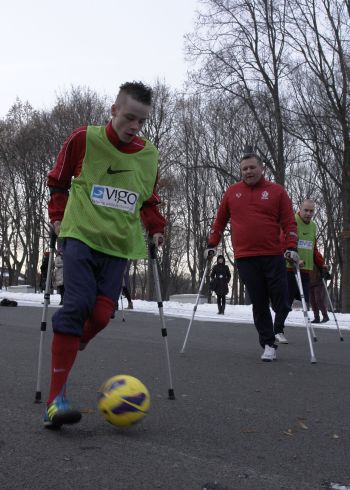 Pokazowy mecz ampfutbolu podczas otwarcia wystawy zdjęć.