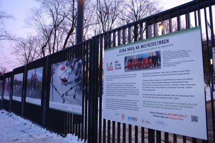 Wystawa zdjęć ampfutbolu na płocie Stadionu Narodowego w Warszawie.