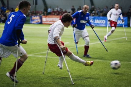 Ampfutbolowy mecz Polska-Francja 4:4. Piłkę zagrywa Bartosz Łastowski.