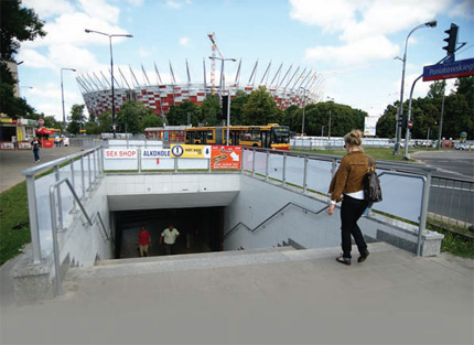 Osoba z niepełnosprawnością wysiadająca z tramwaju obok Stadionu Narodowego zostaje uwięziona na przystanku, ponieważ przy stromych schodach nie zainstalowano windy ani platformy