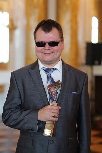 Paweł Ejzenberg ze statuetką 