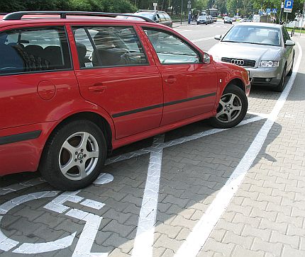 Samochód parkujący na kopercie